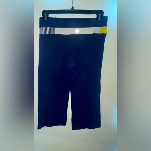 Lululemon Crop in Navy Blue - Picture 4 of 4